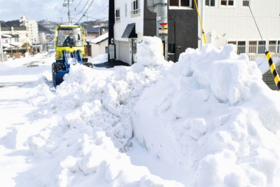 写真：雪の積もった住宅街に出動した除雪車＝５日午後０時４５分ごろ、室蘭市幸町