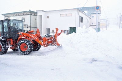 写真：未明からフル稼働の除雪車＝午前１０時半ごろ、室蘭市栄町