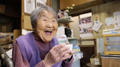 写真：映画の一場面で、自宅で熱いお茶を飲む石井哲代さん（©「１０４歳、哲代さんのひとり暮らし」製作委員会）