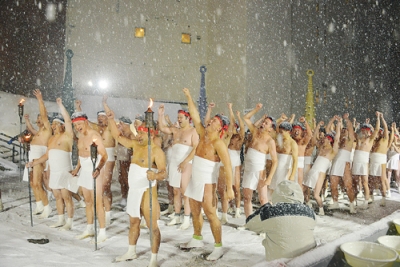 写真：大雪を吹き飛ばそうと湯かけ合戦を前に気勢を上げる男衆＝４日、泉源公園