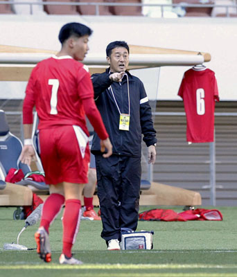 写真：全国高校サッカー選手権の準決勝で選手に指示を出す東福岡・平岡道浩監督＝１月、国立競技場