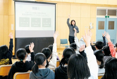 写真：クイズ形式で行われた授業