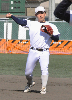 写真：慶大野球部の練習に合流しキャッチボールする清原勝児内野手＝２月１日、横浜市