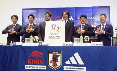 写真：記者会見したデフサッカー男子日本代表とクリアソン新宿の選手と監督ら＝１月、国立競技場