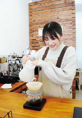 写真：自家焙煎のスペシャルティコーヒーを提供する松田さん