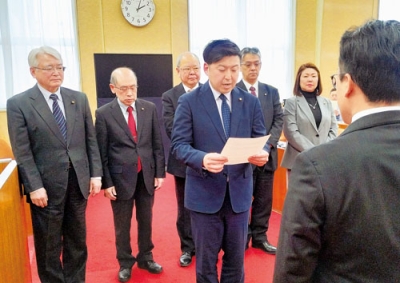 写真：辻議長へ提言書を手渡す伊藤委員長