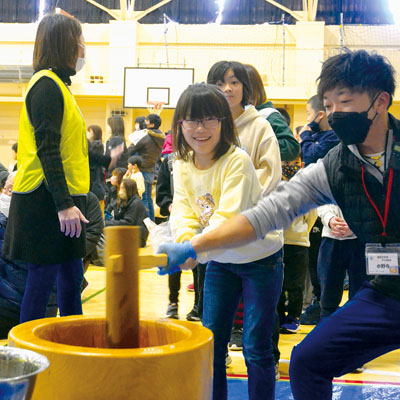 写真：勢いよくきねを振り下ろし餅をつく子どもたち