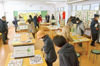 写真：幌別東小の回顧展を見学する参加者たち