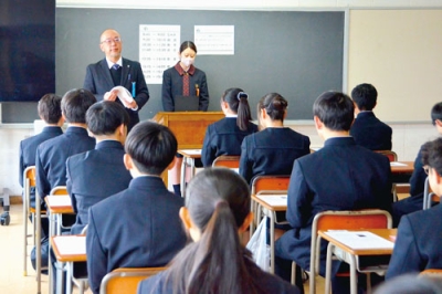 写真：受験生に注意事項を説明する試験官＝１３日午前８時５０分ごろ、海星学院高校