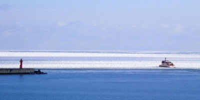 写真：紋別市に接岸した流氷＝１４日午前（同市提供）