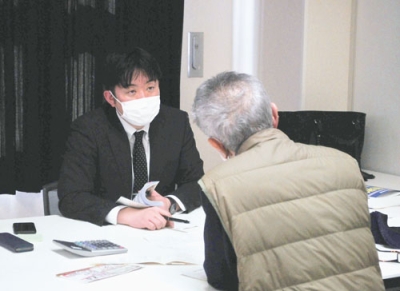 写真：親身になって話を聞く相談員