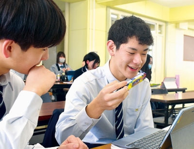 写真：好きなお菓子を英語で伝える伊達開来高生