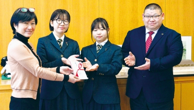 写真：寄付金を渡す辻さん（左から２人目）と児島さん（同３人目）