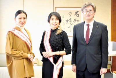 写真：堀井市長に「ミセス・オブ・ザ・イヤー日本大会」への出場を報告した小林さん（中央）と佐藤さん（左）