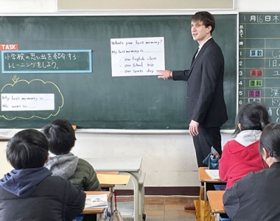 写真：小学校の英語授業に参加したアンドレイ・コリニチュクさん＝１月、岐阜県瑞穂市（朝日大学提供）