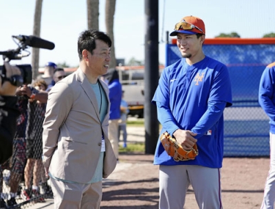 写真：メッツ・千賀（右）と言葉を交わす野球日本代表の井端監督＝ポートセントルーシー（共同）