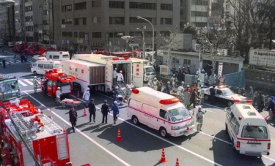 写真：地下鉄築地駅前で救護活動を行う救急隊員ら＝１９９５年３月２０日、東京都中央区