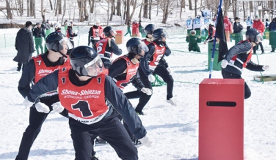 写真：試合開始のホイッスルの音で、雪球を手に敵陣へ駆け出す選手たち