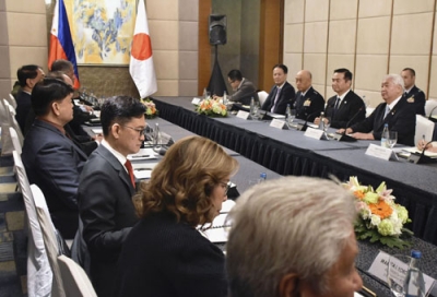 写真：２４日、マニラで開かれた日フィリピン防衛相会談。右端は中谷防衛相（共同）