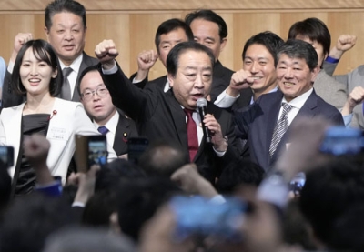 写真：立憲民主党の党大会で気勢を上げる野田代表（中央）ら＝２４日午後、東京都内のホテル