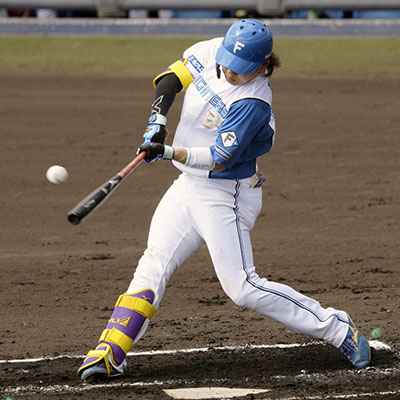 写真：台湾プロ野球・味全との練習試合の１回、適時打を放つ日本ハム・田宮＝名護