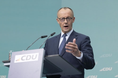 写真：２４日、ベルリンで記者会見するキリスト教民主・社会同盟（ＣＤＵ・ＣＳＵ）のメルツ氏（ゲッティ＝共同）