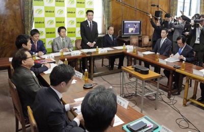 写真：国会内で開かれた日本維新の会の緊急役員会。奥右から２人目は発言する前原共同代表＝２５日午前