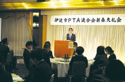 写真：あいさつする市ＰＴＡ連合会の小田会長