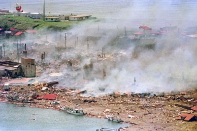 写真：１９９３年７月、北海道南西沖地震で火災が発生、炎上する奥尻島南部の青苗地区