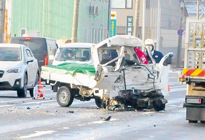 写真：前面が大破した軽トラック＝午前８時５分ごろ、登別市鷲別町