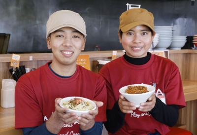 写真：開発したミャンマー料理を見せるワエイヤンナインさん（左）とスモントゥエさん＝岐阜県土岐市