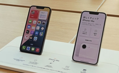 写真：米アップルが発売したｉＰｈｏｎｅ１６ｅ＝２８日午前、東京都渋谷区のアップルストア