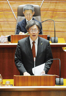 写真：第１回伊達市議会定例会で市政執行方針を説明する堀井市長