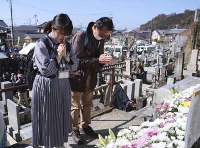 写真：「ビキニ事件」から７１年となり、久保山愛吉さんの墓に手を合わせる参列者＝１日午前、静岡県焼津市