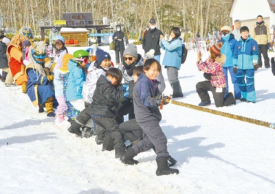 写真：湯鬼神と協力して綱を引く子どもたち