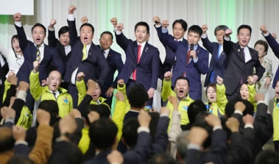 写真：日本維新の会の党大会で気勢を上げる吉村代表（中央）ら＝１日午後、東京都内のホテル