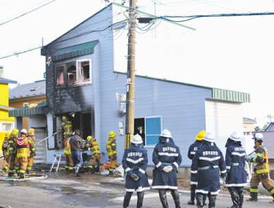 写真：高砂町の火災現場＝１日午後４時１０分ごろ