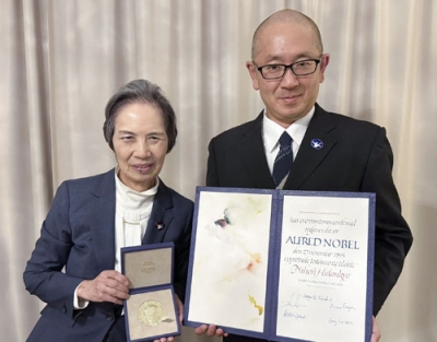 写真：ノーベル平和賞のメダルと賞状を手にする和田征子さん（左）と長男佳治さん＝２０２４年１２月、オスロ