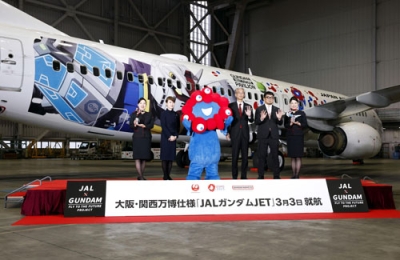 写真：羽田空港でお披露目された、大阪・関西万博を盛り上げるための特別塗装機「ＪＡＬガンダムＪＥＴ」＝３日午前（©創通・サンライズ©Ｅｘｐｏ　２０２５）