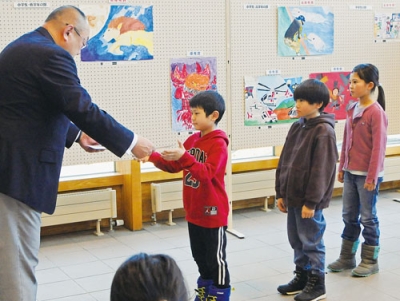 写真：増山会長から表彰される受賞した子どもたち