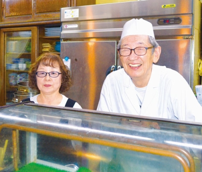 写真：天や店主の坂本泰彦さん（右）と則子さん