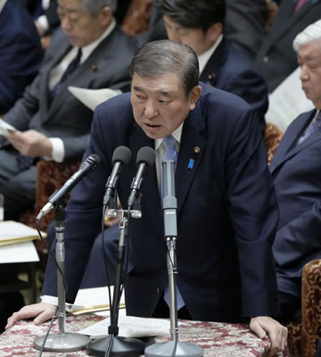 写真：衆院予算委で答弁する石破首相＝４日午前