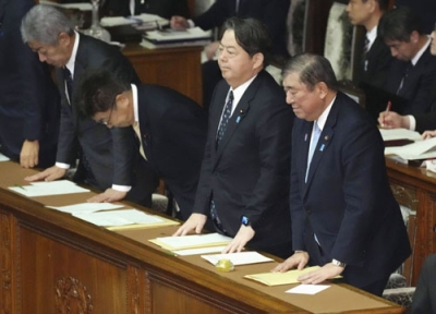 写真：衆院本会議で２０２５年度予算案が与党と日本維新の会などの賛成多数で可決され、一礼する石破首相（右端）ら。当初予算案を２９年ぶりに修正した＝４日午後