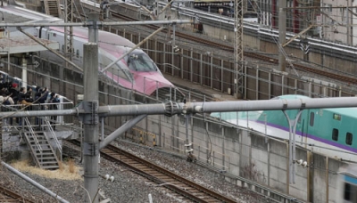 写真：連結が外れ、ＪＲ西日暮里駅付近に停車した東北新幹線の「はやぶさ・こまち２１号」＝６日午後１時１５分、東京都荒川区