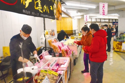 写真：全国の逸品を集めた「うまいもの市」を楽しむ来店客