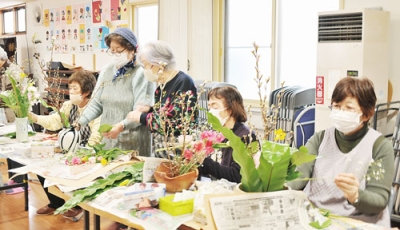 写真：生け花を通して交流を深めた両女性部メンバー