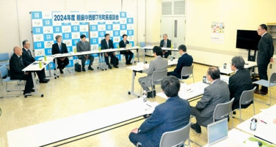 写真：人口減少や物価高騰対策などで意見を交わした７市町長座談会