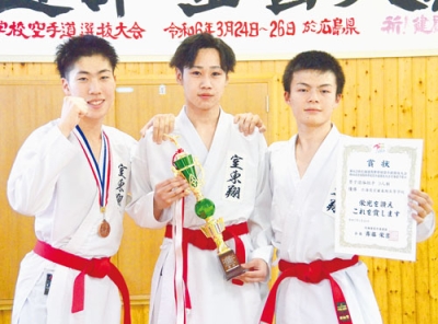 写真：「３人制男子団体組手」で全道優勝し全国へ挑む（左から）速水選手、佐藤選手、寺野選手