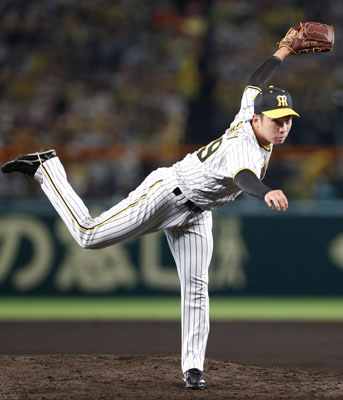 写真：２０２３年１０月、オリックスとの日本シリーズ第３戦に登板し、好投した阪神・石井大智＝甲子園