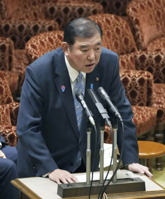 写真：参院予算委の集中審議で答弁する石破首相＝１０日午前